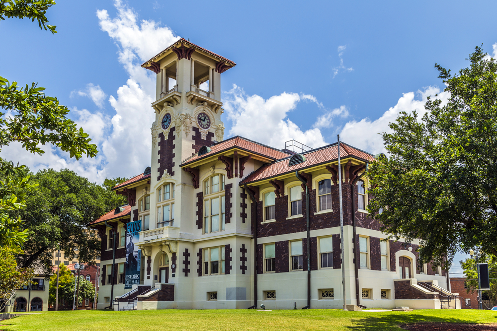 Things-to-do-in-Lake-Charles-Louisiana-Charpentier-Historic-District-City-Hall.jpg